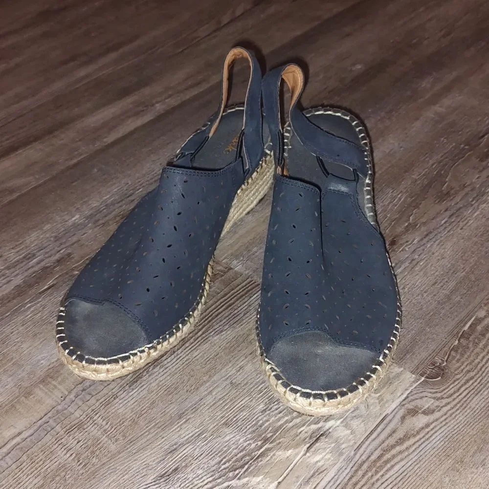 Clarks Artisan Navy Blue Peep Toe Espadrille Slingback  Sz 8W 8 wide EUC